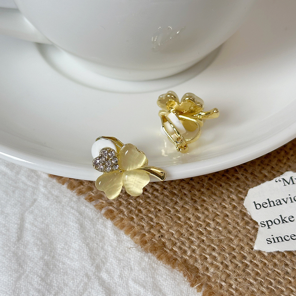 Versión coreana del temperamento de camelia, sin orejas perforadas, pinza para la oreja, flor de perla, tablero de ajedrez, pinza para la oreja triangular con diamantes, pendientes de nicho para mujeres