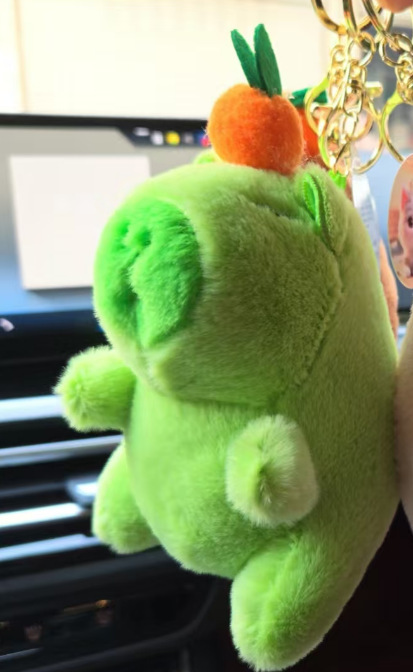 創意的なぬいぐるみの柿がしっぽを振ります。|undefined