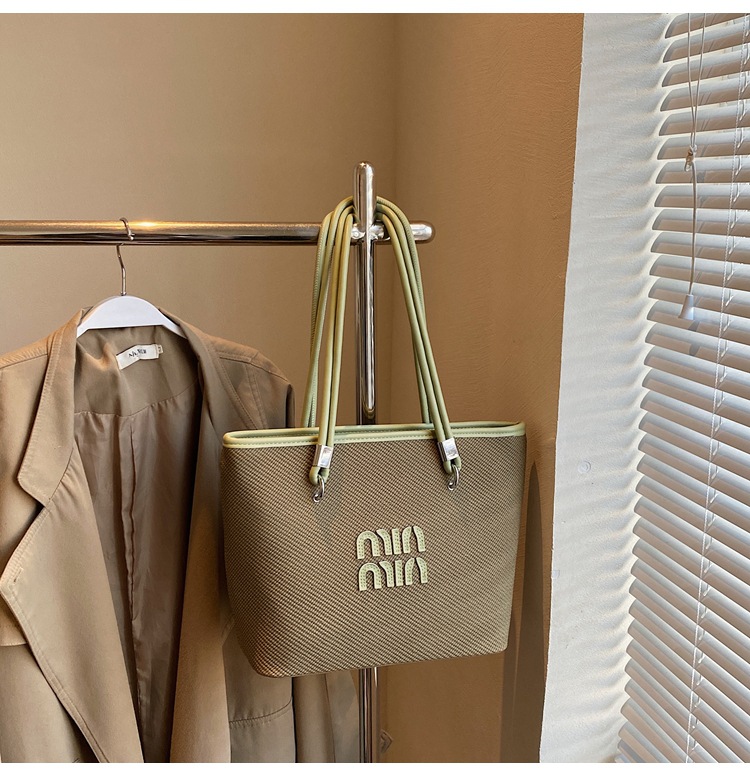 Bolso de alta gama para mujer de gran capacidad 2025 nuevo estilo primavera y verano diseño de nicho bolso de mensajero bolso de cubo portátil para mujer