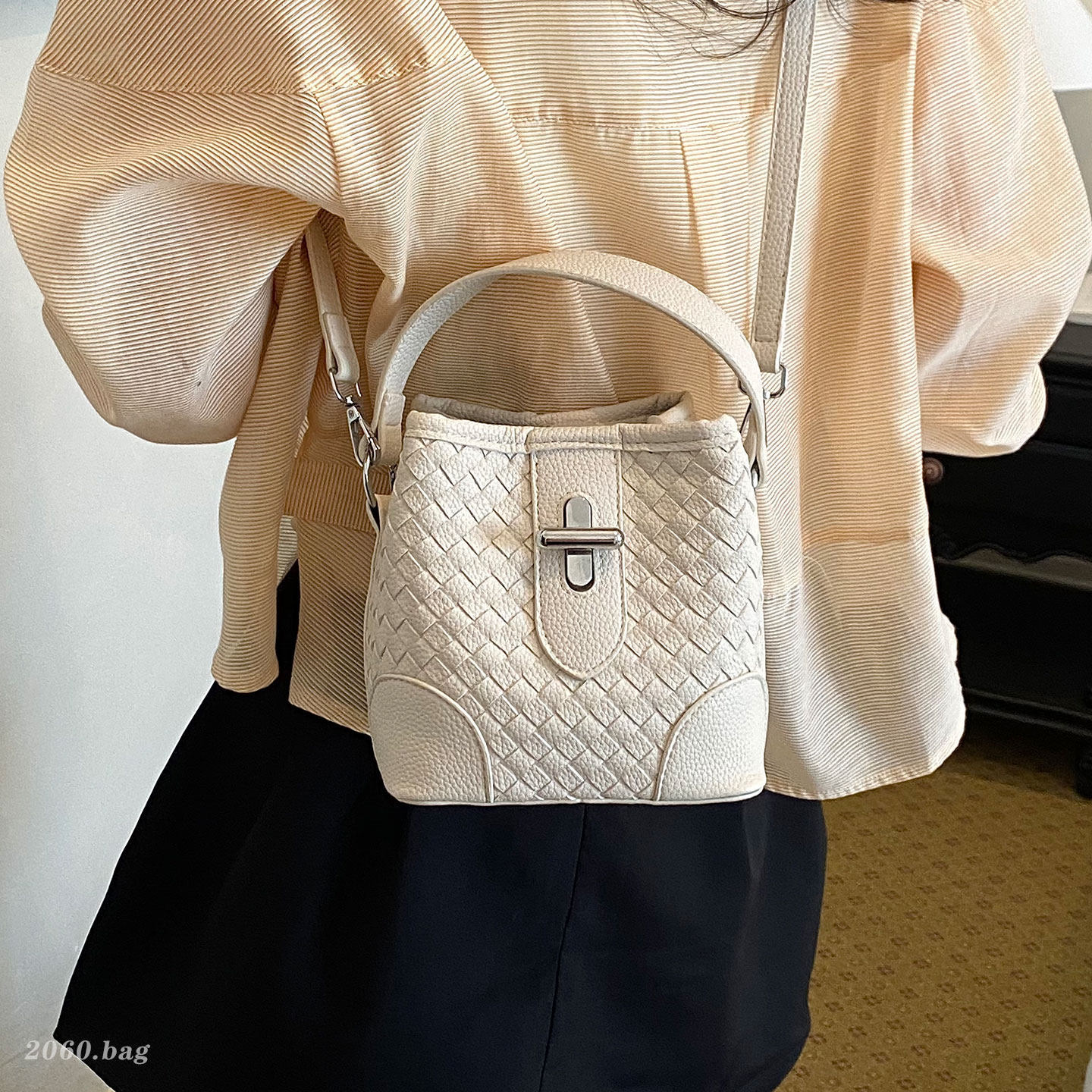 Balde de agua portátil de viaje de moda bolsa casual bolso de mujer verano nuevo tejido 2026 nicho mochila