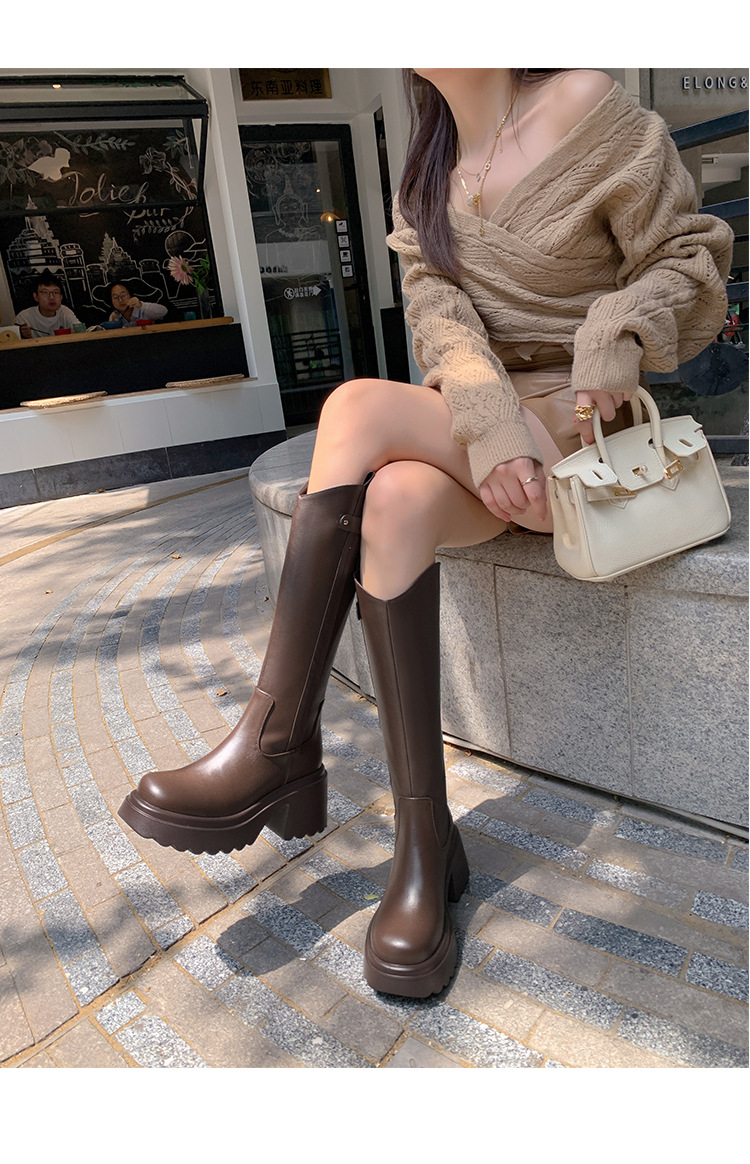 Boot nữ cổ cao mũi tròn gót vuông dày 9 cm, phong cách kỵ sĩ V-cut — Ống lớn màu nâu sẫm lót một lớp chi tiết 38