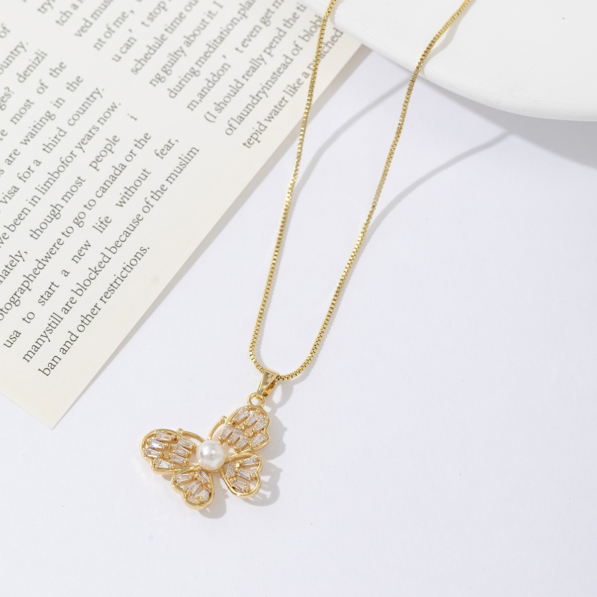 Collier pendentif papillon délicat plaqué or oxyde de zirconium_voghion.com