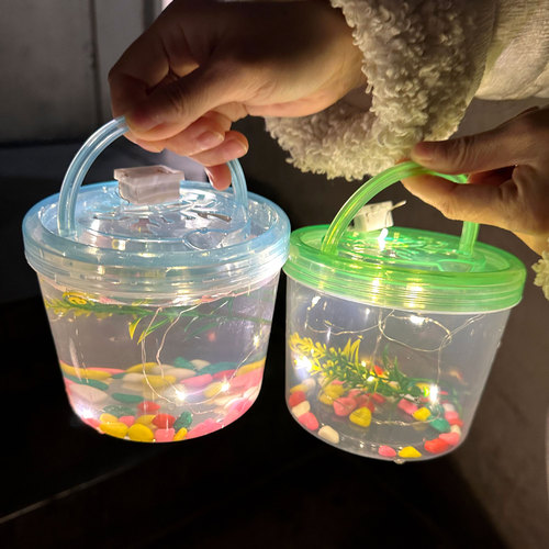 Internet-famous glowing jar, fish bottle, park night market stall—glowing fish bottles, tiny luminous fish jars, turtle-shaped bottles, and illuminated plastic jars turned into turtle tanks.