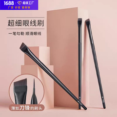 王菲の同じタイプの刃のアイライナーはまぶたの下から平たい頭の斜めの眉までブラシをかけます。