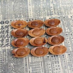 雷撃のナツメの木の金元宝は金の手に来て件の木の彫刻を飾って小さい件の手を遊んで古い材料の濃い色の精彫刻を彫刻します。