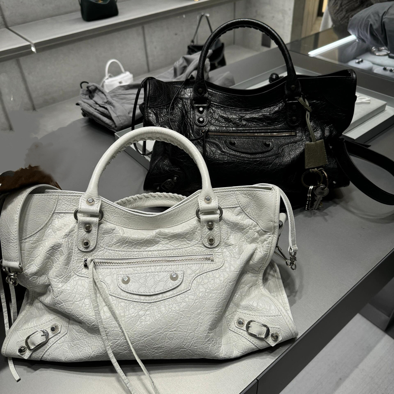 Paris' New Trendy Studded Biker Bag, Stylish Large-Capacity Shoulder/Crossbody/Handbag Pillow Bag with a High-End Feel Paris' New Trendy Studded Biker Bag, Stylish Large-Capacity Shoulder/Crossbody/Handbag Pillow Bag with a High-End Feel