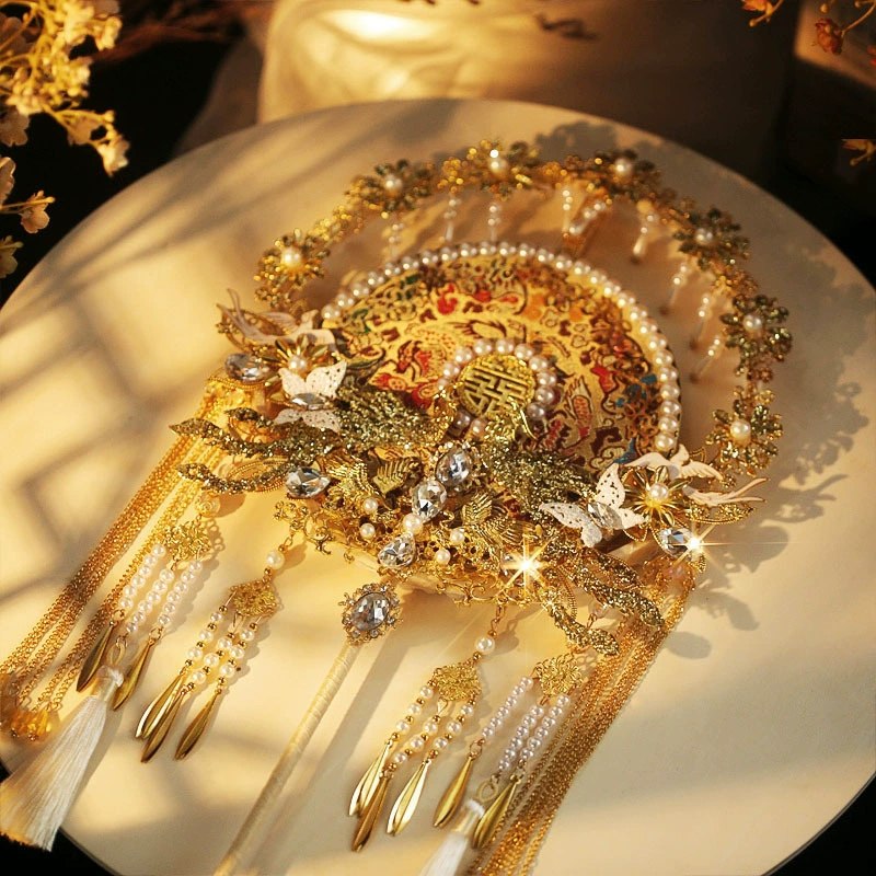 Свадебная невеста держит веер в китайском стиле