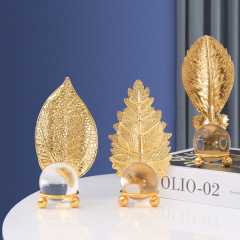 北欧の軽い豪華な金属の木の葉の水晶の玉は書斎の本棚の酒の枠のモデルハウスの玄関の装飾の置物を置きます。