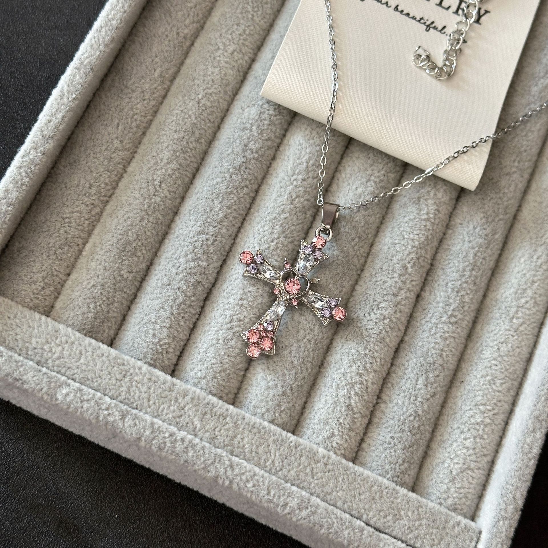 Estilo IG Brillante Cruzar Forma De Corazón Diamantes De Imitación Aleación Cadena Portacables Collares Colgantes Venta Al Por Mayor display picture 1