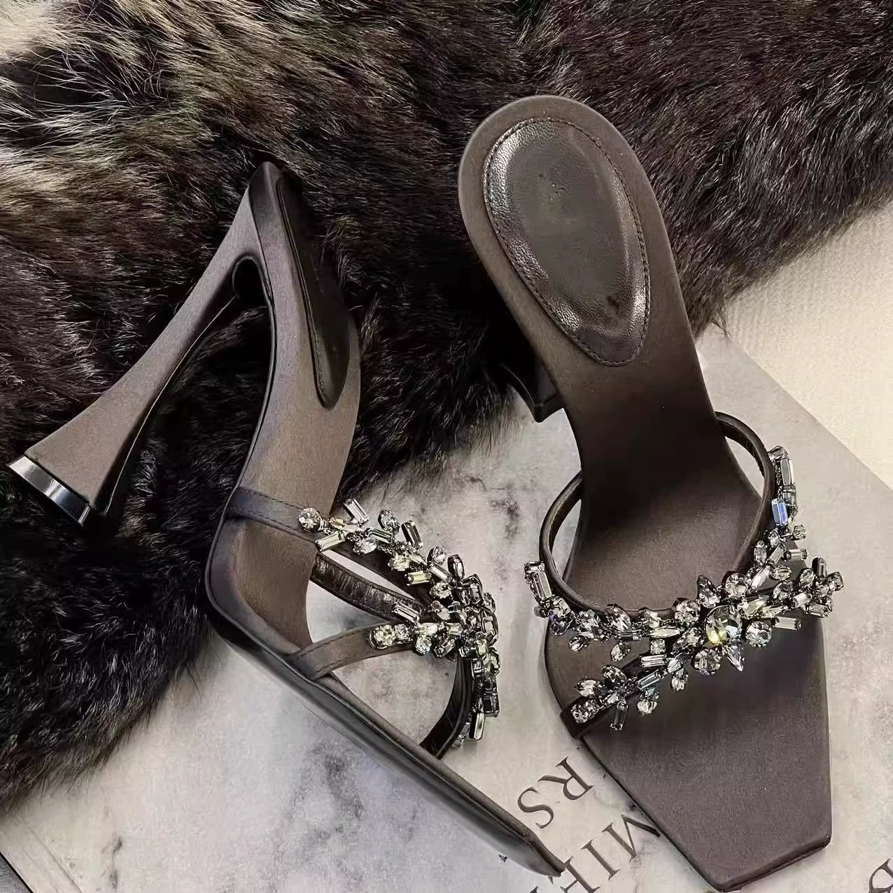 2025 Новый стиль квадратная голова стразы с сандалиями женские толстые каблуки с открытыми пальцами на высоком каблуке тапочка