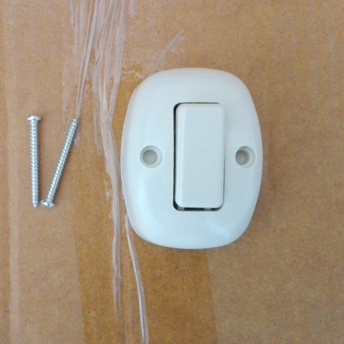 Un interruptor de pan al vapor, un interruptor de balancín americano, un interruptor de pared, un interruptor de baquelita marfil