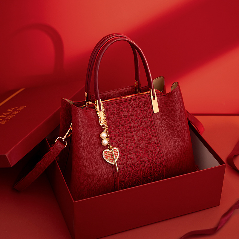 Chinese style embroidered red bag large capacity handbag bridal wedding bag gift middle-aged lady mom cheongsam bag Chinese style embroidered red bag large capacity handbag bridal wedding bag gift middle-aged lady mom cheongsam bag