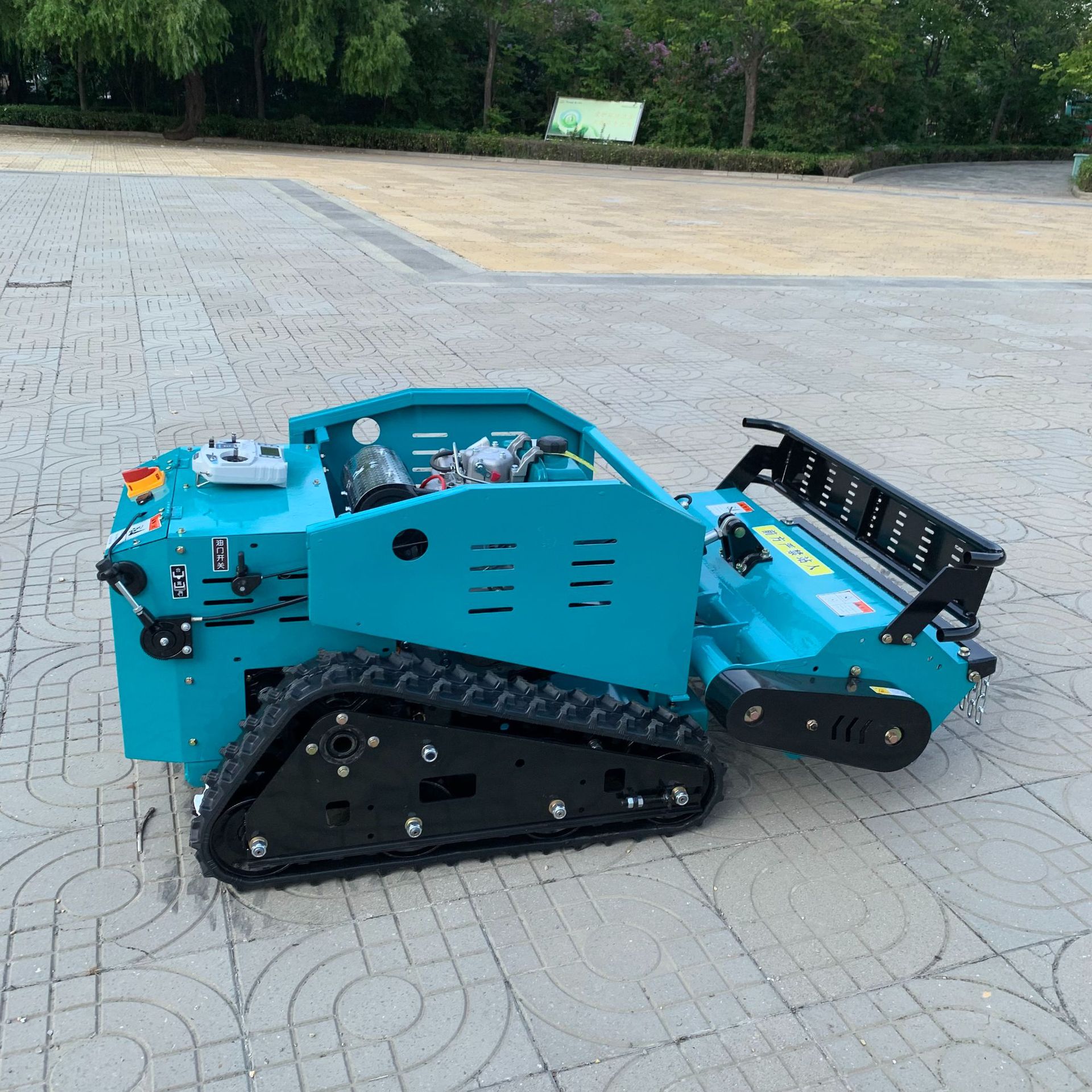 新款遥控割草机多功能征程式果园林履带碎草机山地开荒灭草机