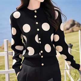 韩系穿搭秋冬感超好看圆领黑色波点针织开衫毛衣女设计感小众