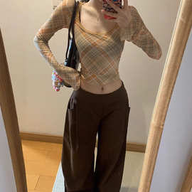 辣妹撞色u领格纹长袖T恤女秋季别到收腰修身打底衫内搭短款小上衣