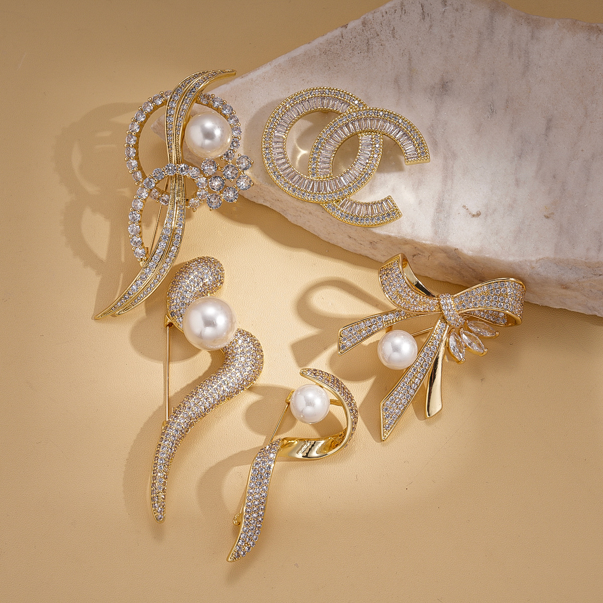 14k oro real galvanizado Zircon europeo y americano perla geometría torcida broche retro lujo ligero alto sentido accesorios de traje
