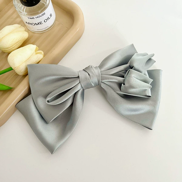 Blue hairgrip with bow