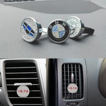 汽车香水空调车载出风口香水夹车用香薰夹摆件车内饰品车标用品