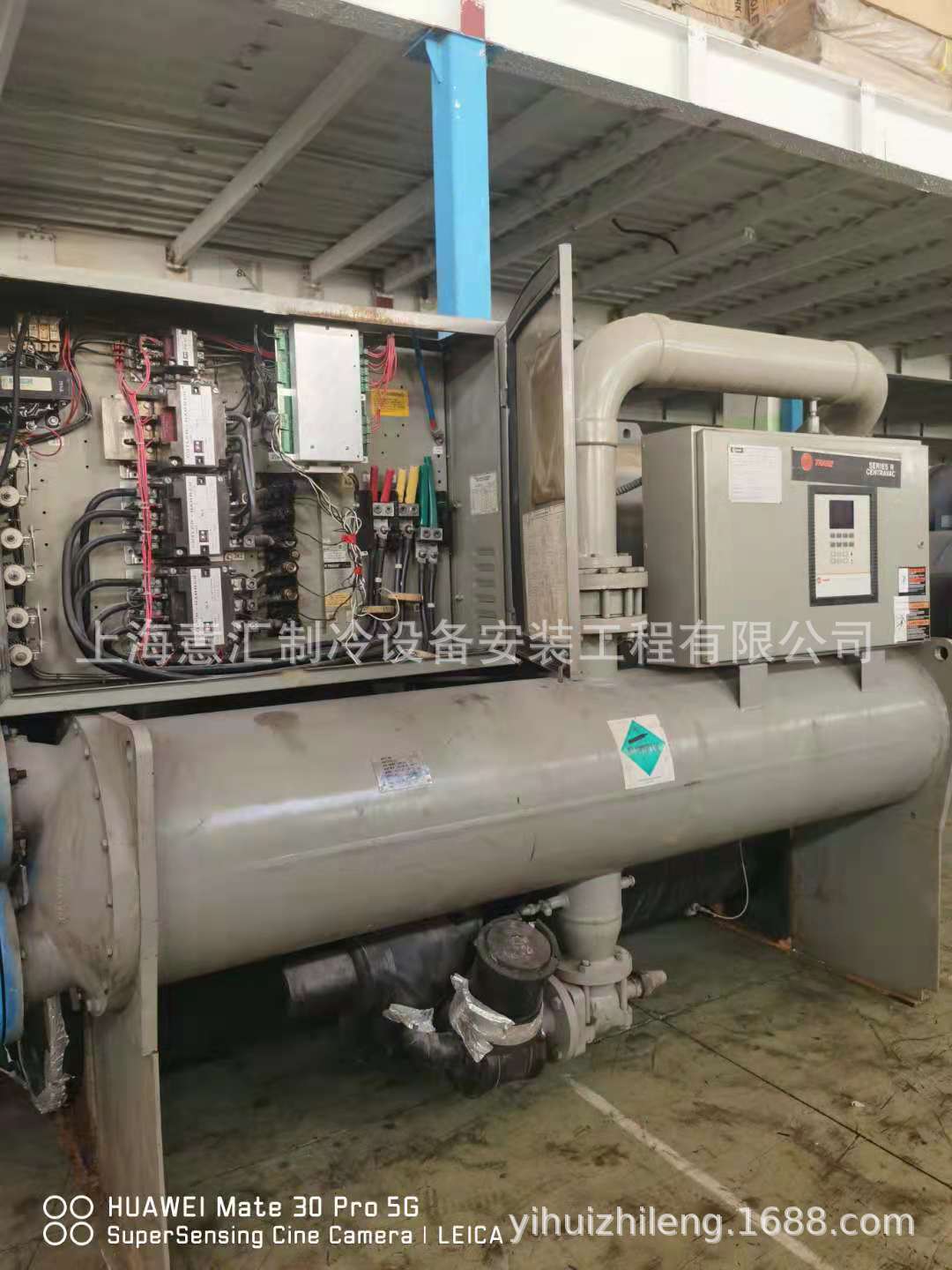 销售一台RTHB螺杆机组制冷量1055kw冷水机