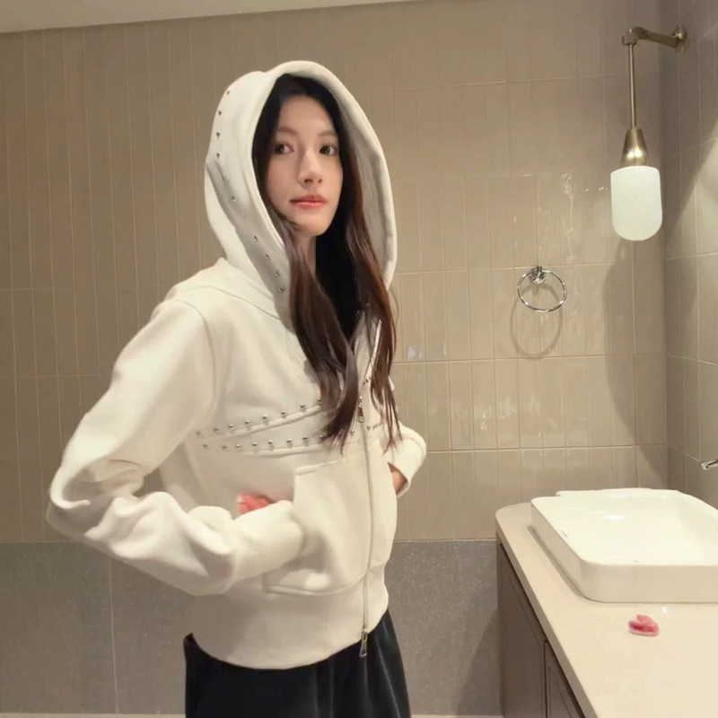 Light Asian Style Y2K Millennial Hot Girl Rivet White Hooded Sweatshirt for Women, Fall 2026 New Zipper Cardigan Jacket Light Asian Style Y2K Millennial Hot Girl Rivet White Hooded Sweatshirt for Women, Fall 2026 New Zipper Cardigan Jacket