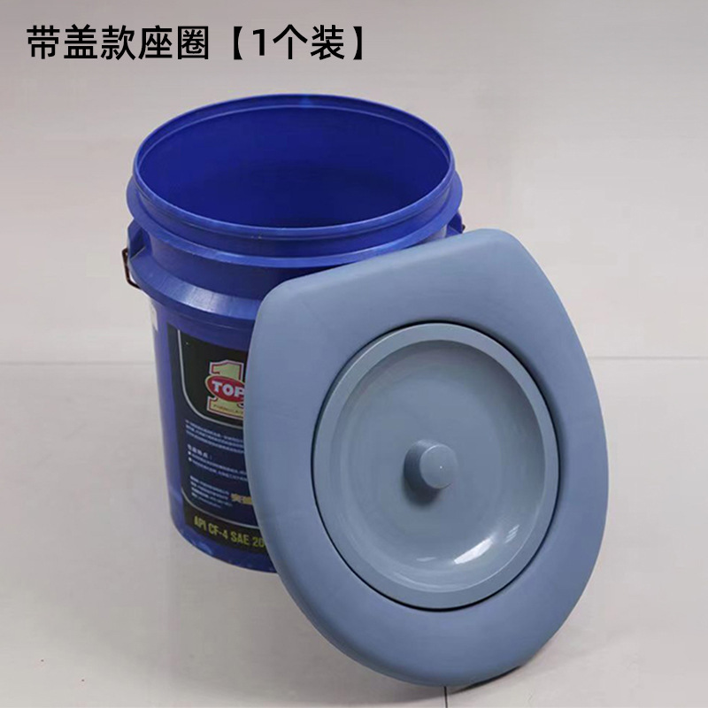 便器の蓋の座便の老人は座って便器のバケツを移動します。|undefined