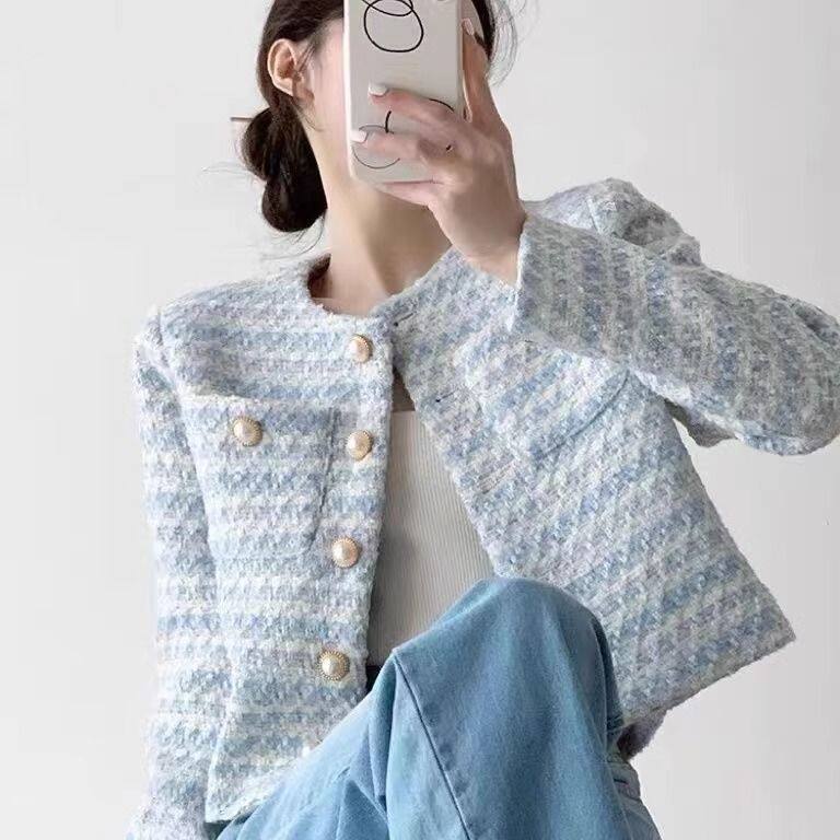 Áo khoác ngắn nữ cổ tròn dài tay phong cách thanh lịch cúc ngọc trai — Xanh nhạt chi tiết 2