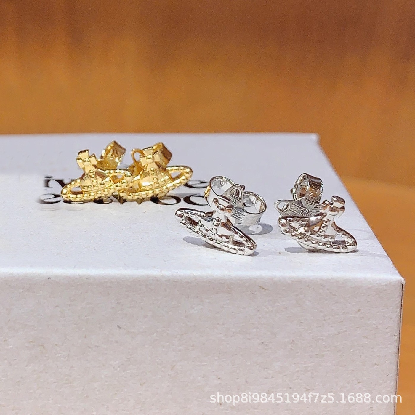 Empress Dowager Vivian Small Empress Relief Mini Saturn Ear Stud Ear Bone Stud Men's and Women's Simple Personality Earrings