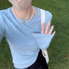 青い白い長袖tシャツの中にシャツを着ている女性の秋の薄い肩のスリムな袖の紙の人の上着