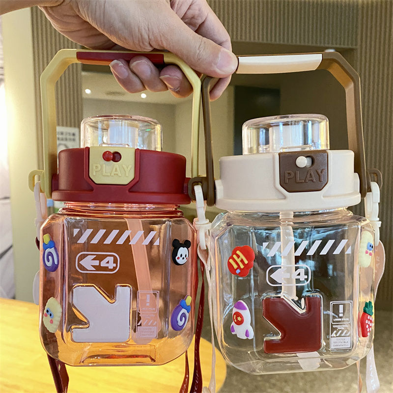 Verano niños de dibujos animados tazas de agua de plástico de gran capacidad lindas tazas portátiles tazas de paja deportivas al aire libre para hombres y mujeres