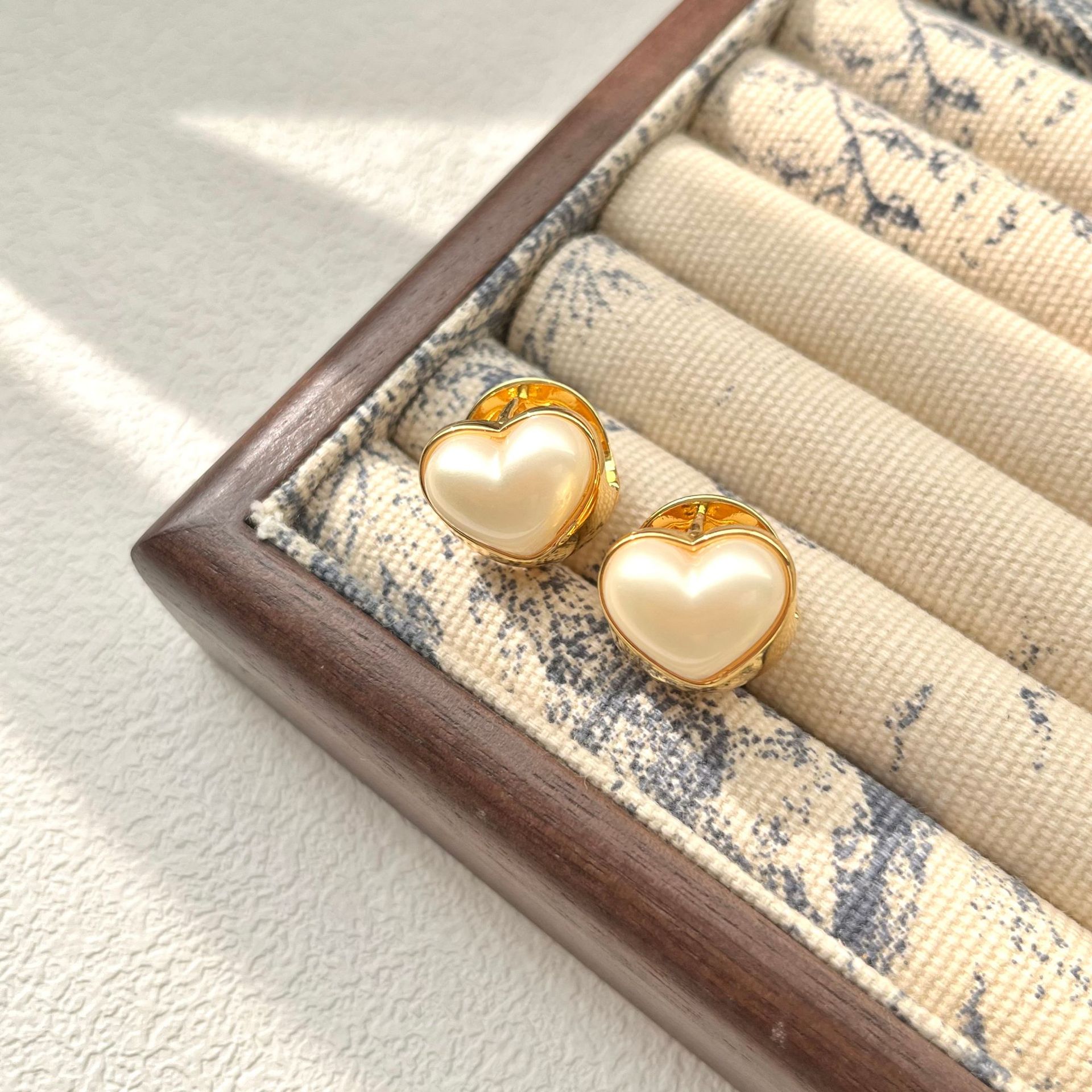 Letras de metal amor pendientes de oro perlas pendientes de clase lujosa retro retro Europa y América orejas rojas de moda