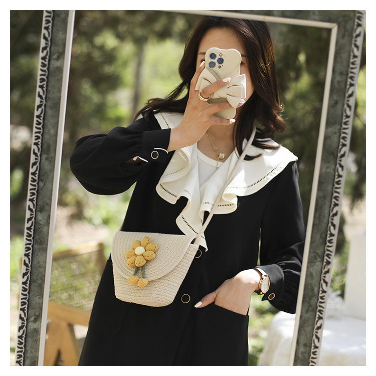 2022 Summer Fashion Stitching Flowers Crossbody Shoulder Small Woven Bag display picture 3