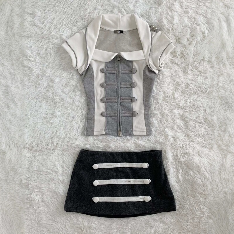 Short Double-Breasted T-Shirt with a Military Vibe, Spicy Girl Outfit, Contrasting Color Lapel, Waist-Cinching Mini Skirt, Pure Desire Style, Y2K College Style Short Double-Breasted T-Shirt with a Military Vibe, Spicy Girl Outfit, Contrasting Color Lapel, Waist-Cinching Mini Skirt, Pure Desire Style, Y2K College Style