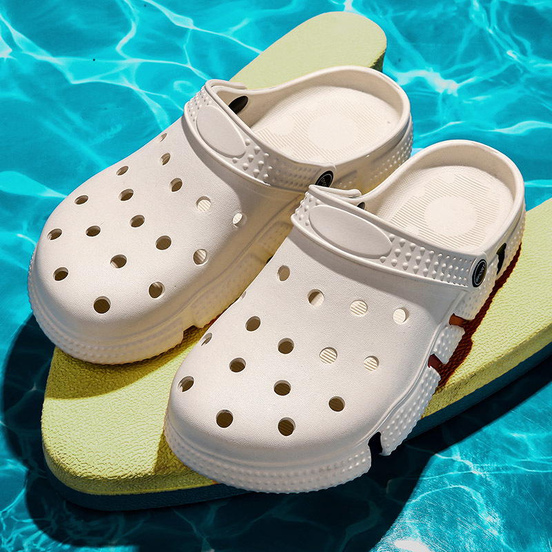Zapatos de verano de moda para hombres antideslizantes de fondo suave sandalias de cabeza hueca para usar zapatillas de playa de fondo grueso para hombres al por mayor