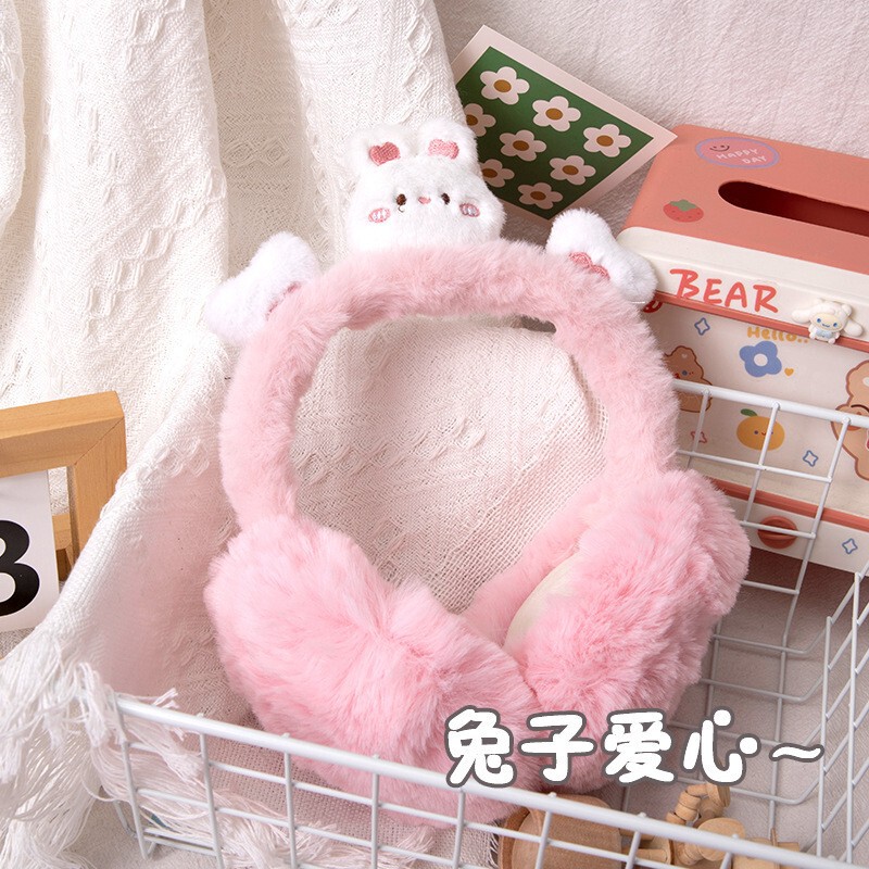 冬の日本のアニメのぬいぐるみの耳カバーの子供は耳を大切にします。|undefined