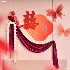 結婚用品の喜字はベッドの頭を貼って結婚の部屋を飾ります。