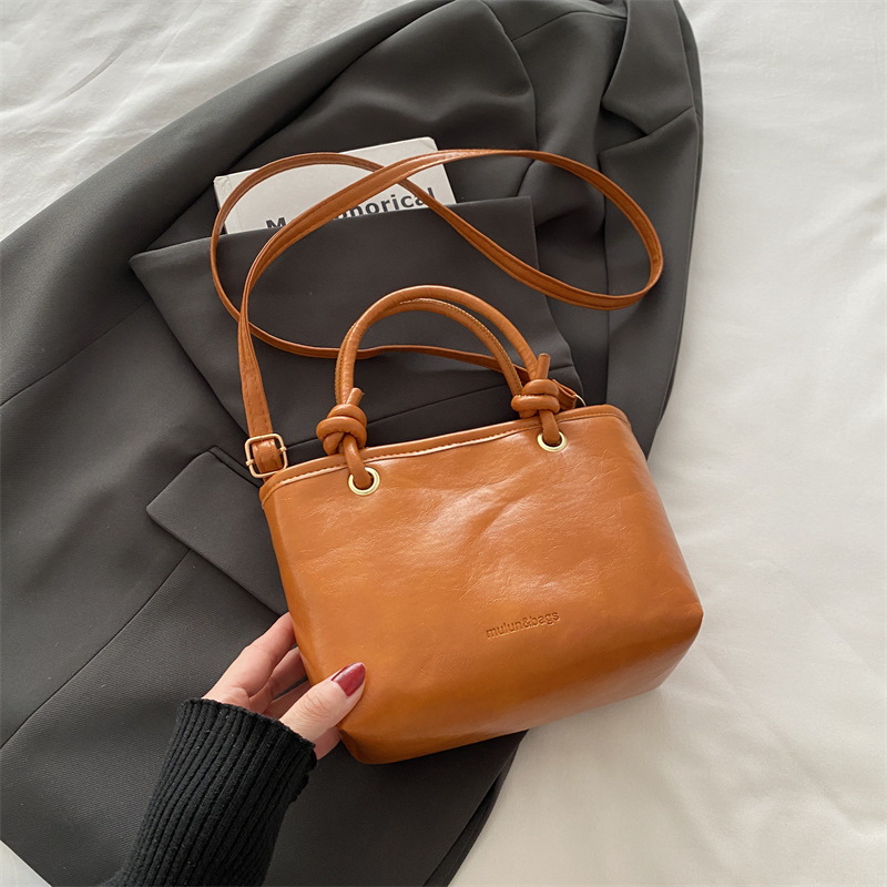 Este año, bolsos populares populares de invierno para mujeres, versátiles, 2024 nueva moda, bolsos portátiles, bolsos de cubo