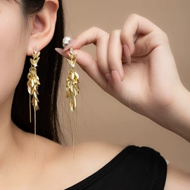 耳环;耳钉;胸针