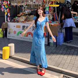 蓝色气质度假风碎花连衣裙女2026年夏季新款掐腰显瘦氛围感长裙子