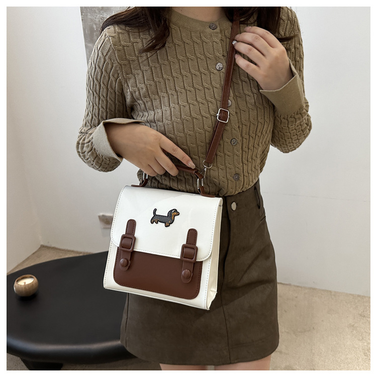 This is a new retro commuting backpack for the autumn of 2024, featuring a casual color contrast and a niche design. It is a small square single-shoulder hand-carry bag undefined