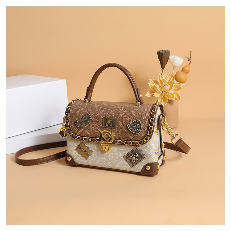 Luxe retro schoudertas voor dames met opvallende badge_voghion.com