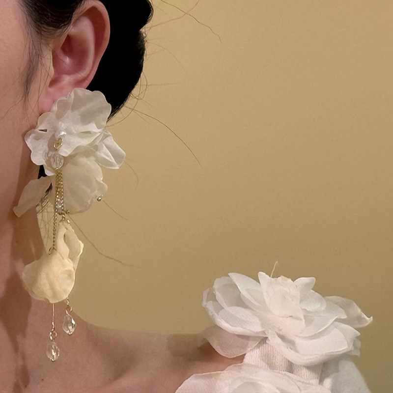 絶妙で軽い高級感のある白いビーズの花びらのロングスタイルのイヤリング、海辺のリゾートスタイルのハイエンドの新しいスーパーフェアリーイヤリング、女性用|undefined