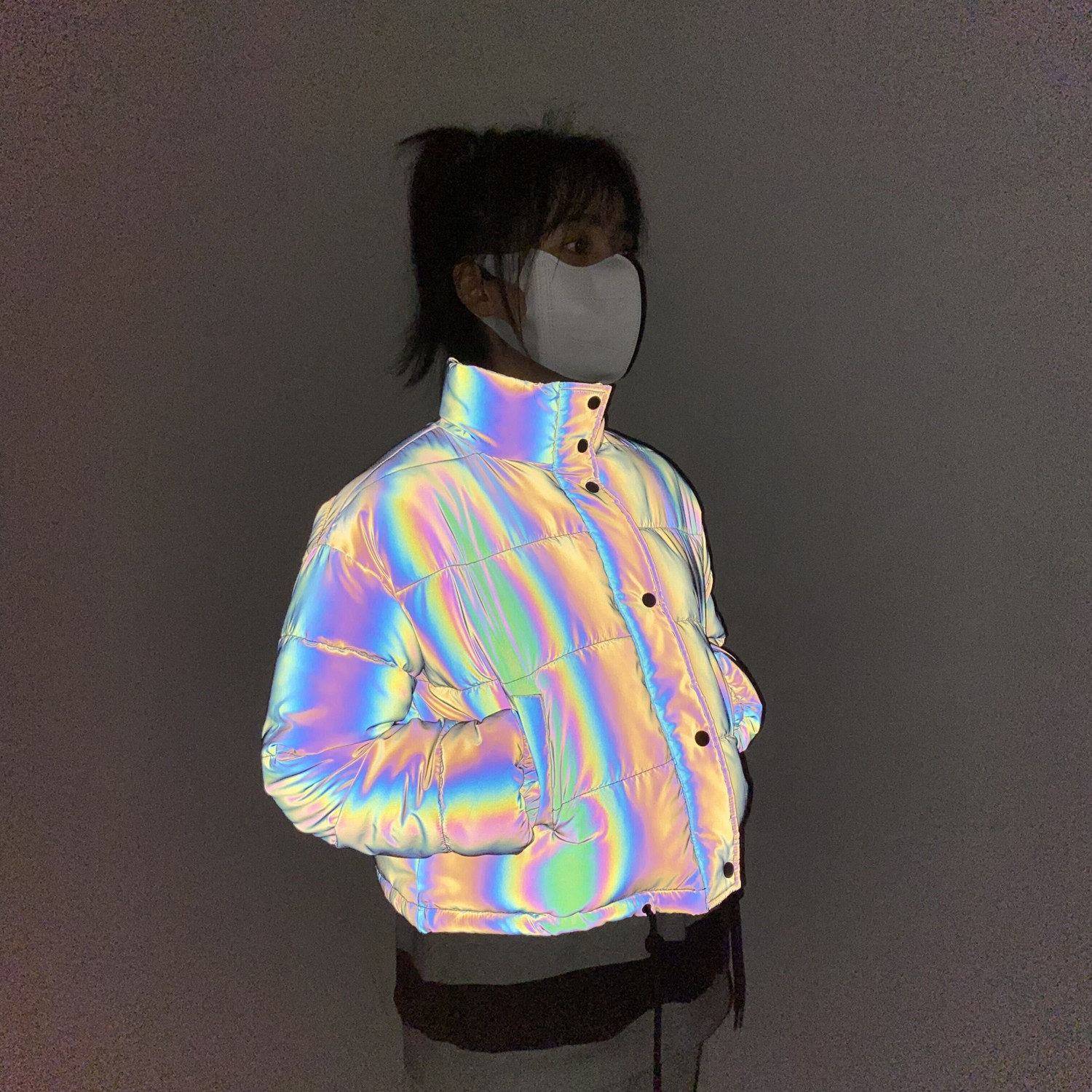 2025 invierno nuevo abrigo corto de algodón reflectante colorido con cuello alto para mujer abrigo de algodón láser de moda transfronteriza europea y americana de Amazon image 3