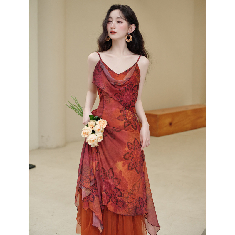 2026 Summer New Style High-End Retro V-Neck Red Feminine Printed Waist-Slimming Suspender Dress for Women 2026 Summer New Style High-End Retro V-Neck Red Feminine Printed Waist-Slimming Suspender Dress for Women