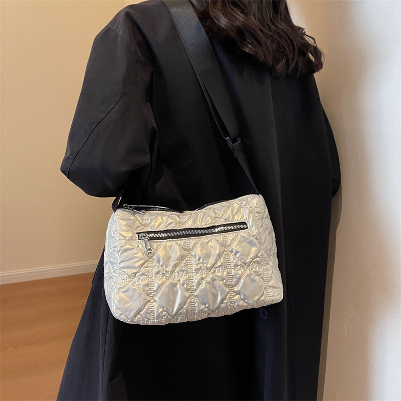 Bolsa de mujer primavera Internet celebridad Nuevo estilo coreano casual bolsa de hombro acolchada de algodón de moda todo partido de gran capacidad bolsa de mensajero al por mayor