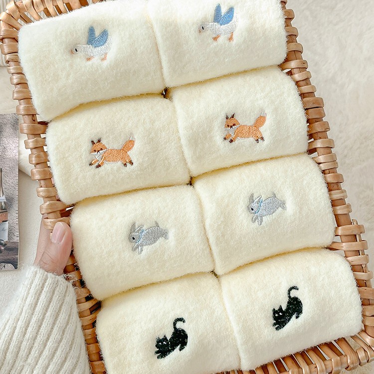 Crazy heart! pure white animal embroidery socks really giant cute! Autumn and winter embroidery plush pile socks