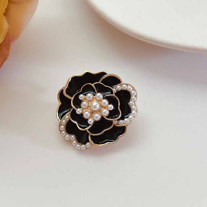 Broche camelia estilo vintage francés con perlas y multicapa_voghion.com