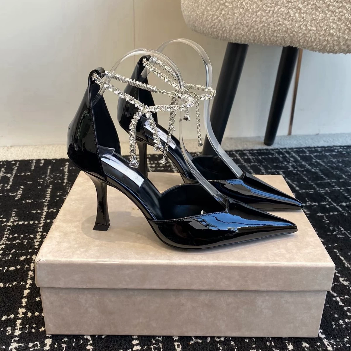 2025 Новые стразовые цепочные босоножки Baotou для женщин из туловища из кожи с острым носком, открытые одиночные туфли французские шпильки на высоких каблуках