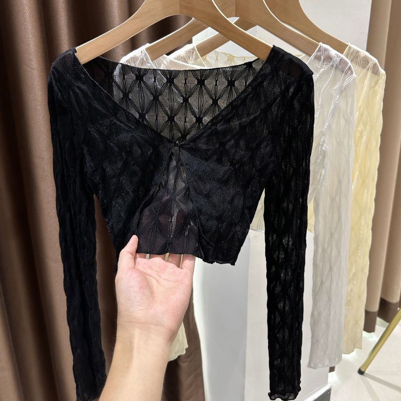 This slimming cardigan/sun protection shawl is a thin, light-colored cardigan that can be paired with a slip dress as an outer layer.