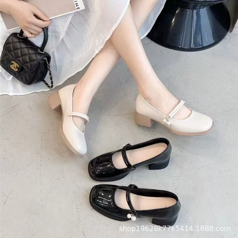 Обувь Mary Jin 2024 весна и осень новая квадратная голова слово с жемчужным ароматом с юбкой темперамент дикие одиночные туфли