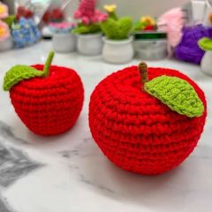擬似編みのリンゴの掛け物の毛糸のかぎ針編みの完成品のリンゴの花束のかわいい赤いリンゴのキーホルダーのカバンを掛けます。